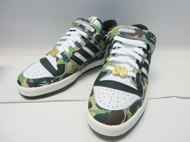 アディダス adidas × エイプ BAPE Forum 84 Low 30th Anniversary Ape Camo 30周年記念 フォーラム ID4771 スニーカー