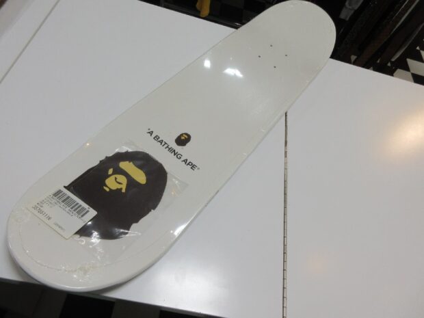 ア ベイシング エイプ　A BATHING APE スケートデッキ　CAMO SKATEBOARD DECK 