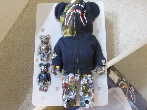 ア ベイシング エイプ APEベアブリックSHARK HOODIE BE@RBRICK 